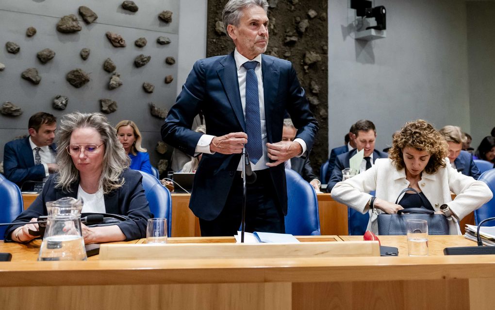 Premier Dick Schoof voor het debat over de regeringsverklaring in de plenaire zaal van de Tweede Kamer. beeld ANP, Remko de Waal