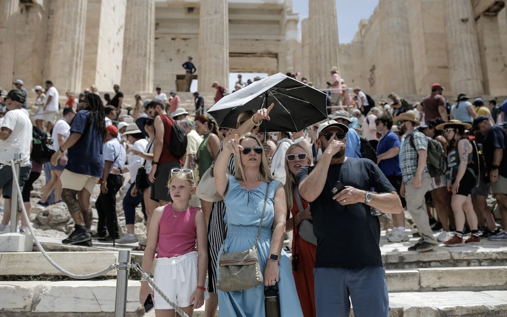 Toeristen in de Griekse hoofdstad Athene tijdens een hittegolf. beeld EPA, Kostas Tsironis