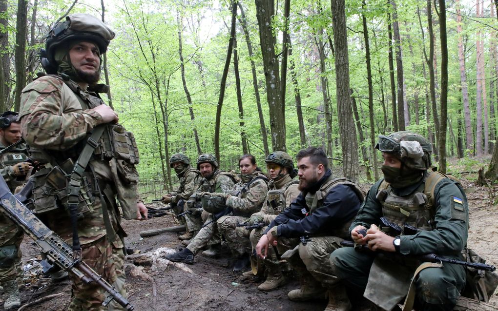 In het noorden van Oekraïne krijgen Oekraïense militairen een training van een officier. Het ministerie van Defensie stelt alles in het werk de strijdkrachten op peil te houden. beeld Ukrinform