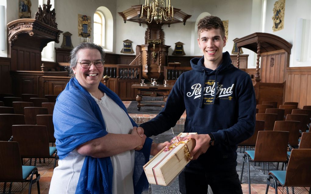 Gonnie Wiersma geeft een notenpakket aan haar zoon Meindert. beeld Hoge Noorden, Jaap Schaaf