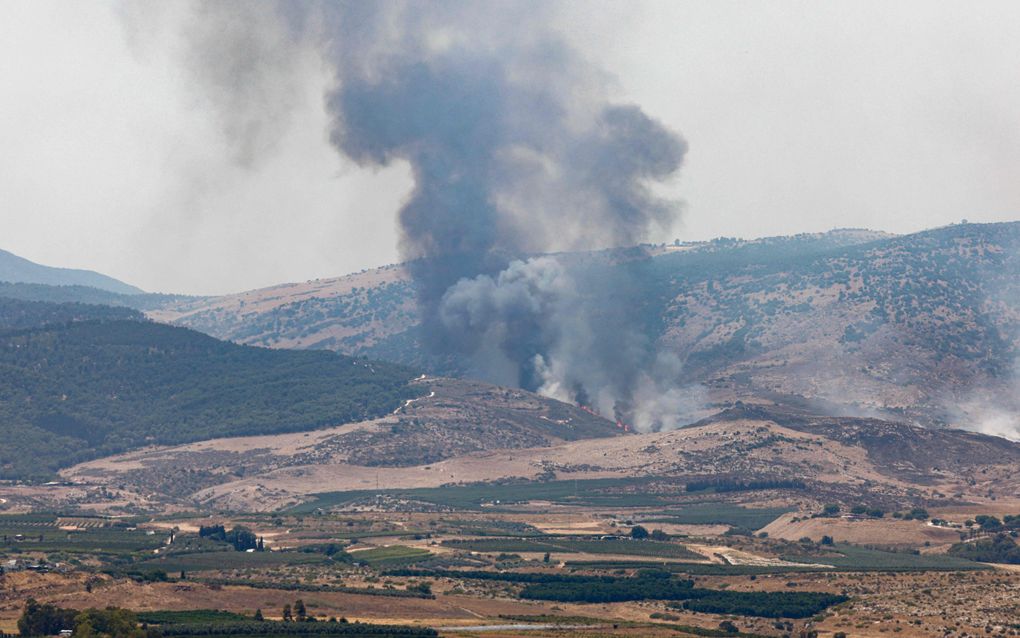 Rookwolken in noord-Israël, veroorzaakt door raketaanvallen door Hezbollah vanuit Libanon. beeld AFP, Jalaa Marey