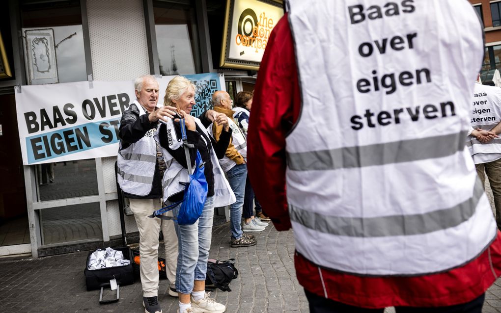 Demonstranten lopen een ‘Mars voor zelfbeschikking’ om steun te bieden aan een verdachte die eerder werd veroordeeld voor hulp bij zelfdoding door middel X te verstrekken. beeld ANP, Rob Engelaar