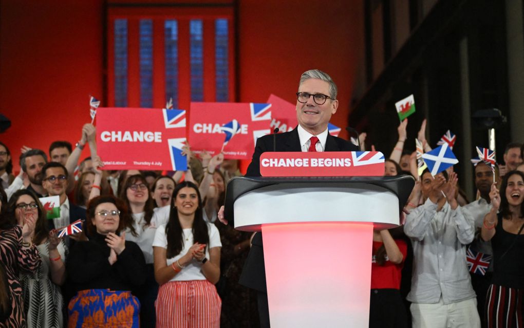 Keir Starmer spreekt zijn aanhangers toe na de eclatante verkiezingszege van Labour. beeld AFP, Justin Tallis