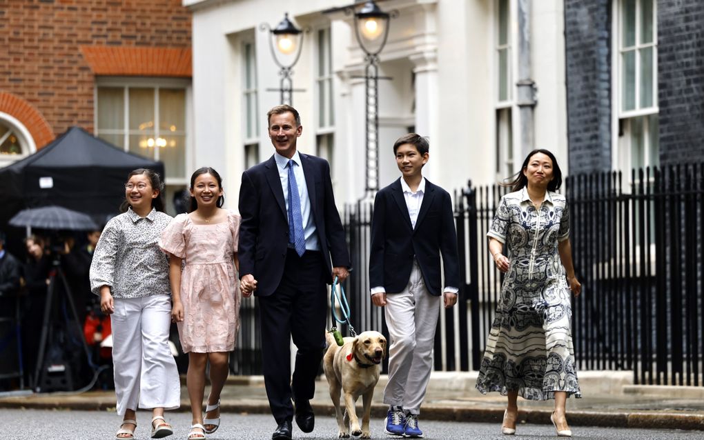 De Britse minister van Financiën en zijn gezin verlieten de ambtswoning vrijdagochtend. beeld AFP, Paul Ellis 