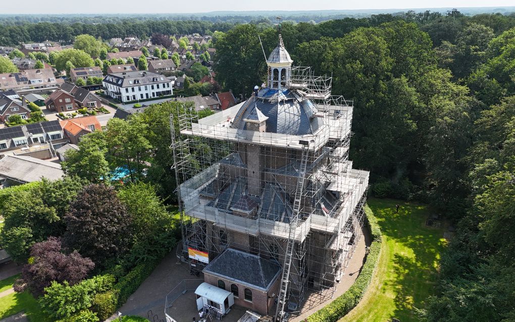 Het dak van de Koepelkerk van de hervormde gemeente in Renswoude wordt momenteel gerestaureerd. Onder andere worden de leistenen dakbedekking van de twee koepels en het dak van de consistorie vervangen. De laatste keer dat de leien van het uit 1639 daterende kerkgebouw volledig werden vervangen, was in 1936. De werkzaamheden worden naar verwachting dit najaar afgerond. De gemeente hoopt dat het dak vervolgens weer 80 tot 120 jaar mee kan, schrijft ze in haar nieuwsbrief Het Koepelnieuws. beeld hervormde gemeente Renswoude