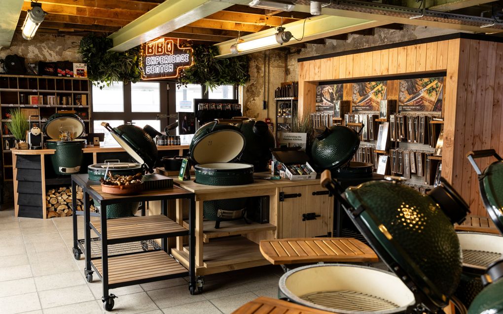 In de winkel van BBQ Experience Center in Nunspeet staan zo’n zeventig barbecues opgesteld. beeld André Dorst.