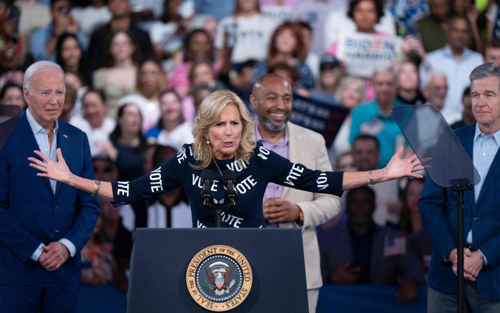 Jill Biden, gekleed in een jurk met “Vote”, spreekt aanhangers van haar man toe op een verkiezingscampagne in Raleigh, North Carolina. beeld AFP, Allison Joyce