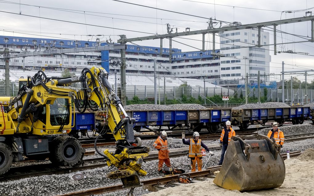 Spoorwegarbeiders verlengden in 2023 verschillende perrons en vervangen en vernieuwen sporen en wissels bij Rotterdam-Centraal. Deze zomer is station Amersfoort en omgeving aan de beurt.  beeld ANP / Hollandse Hoogte , Hans van Rhoon