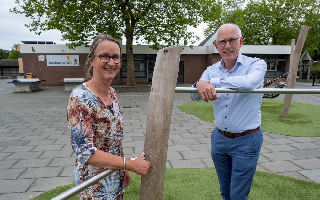 Marja en Jankees de Waal op het plein van de Koelmanschool in Goes. beeld Dirk-Jan Gjeltema