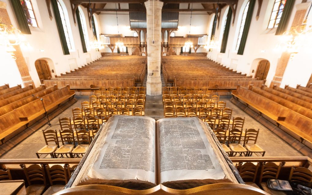 Statenbijbel op de kansel in de witte kerk in Katwijk. beeld RD, Anton Dommerholt