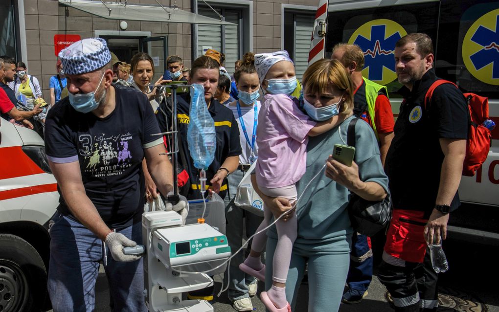 Reddingswerkers en medisch personeel evacueren patiënten uit het kinderziekenhuis in Kyiv. beeld EPA, Vladyslav Musiienko