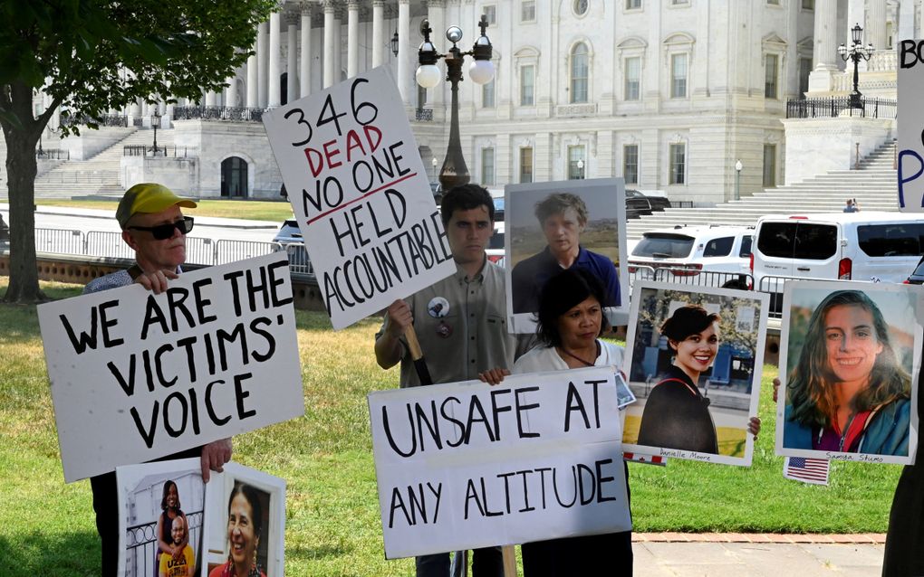 Enkele nabestaanden van de 346 slachtoffers van de twee Boeingcrashes in 2018 en 2019 protesteren in Washington tegen de onveiligheid van Boeingvliegtuigen. beeld AFP, Olivier Douliery