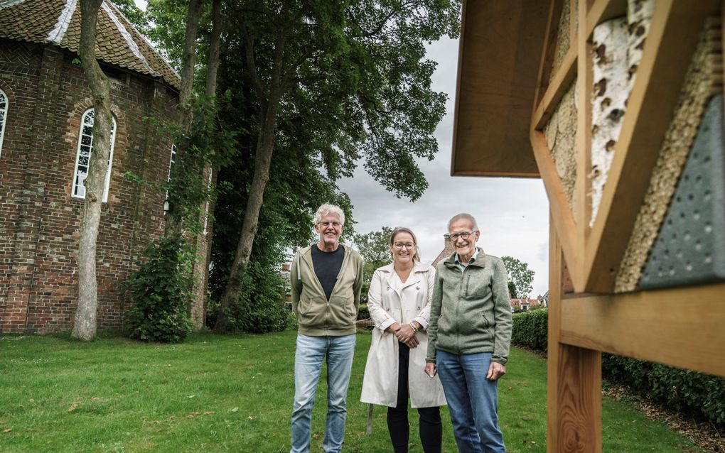 V.l.n.r.: Teunis Ton, Miriam van der Waart en Theo de Wit. Rechts het bijenhotel. beeld Reyer Boxem