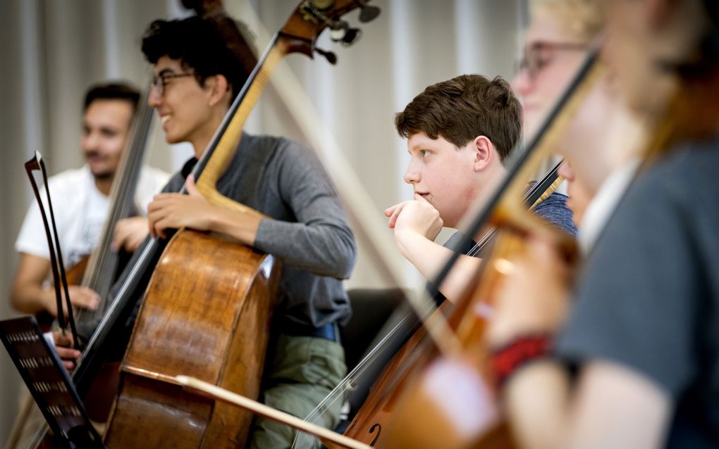 Jonge musici oefenen tijdens een muzikaal zomerkamp. beeld ANP, Koen van Weel 