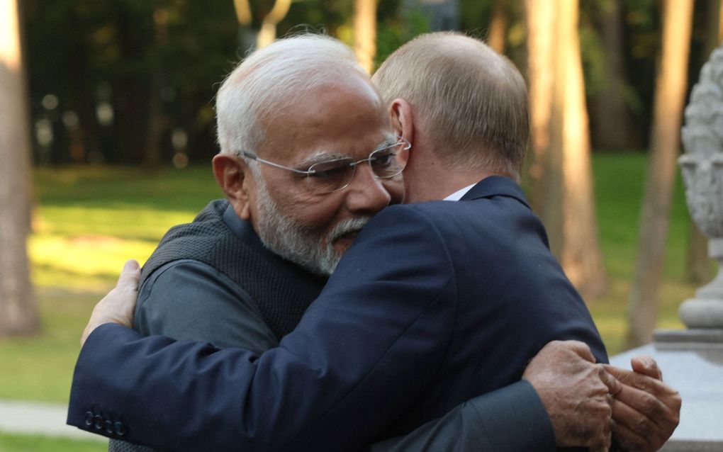 De Indiase premier Narendra Modi (l.) knuffelt maandag bij aanvang van zijn bezoek aan Rusland zijn Russische evenknie Vladimir Poetin. beeld AFP, Gavriil Grigorov