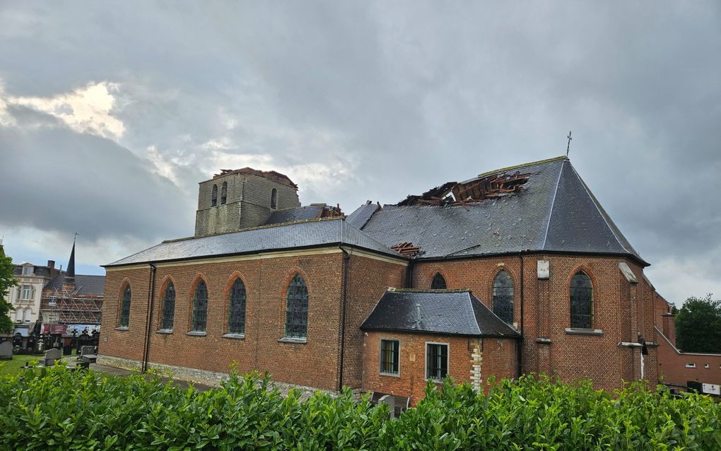 Hevige wind rukte dinsdag de spits van de toren van de Sint-Amanduskerk in het Belgische dorp Heffen. Het puin vernielde het kerkdak. beeld Wikipedia