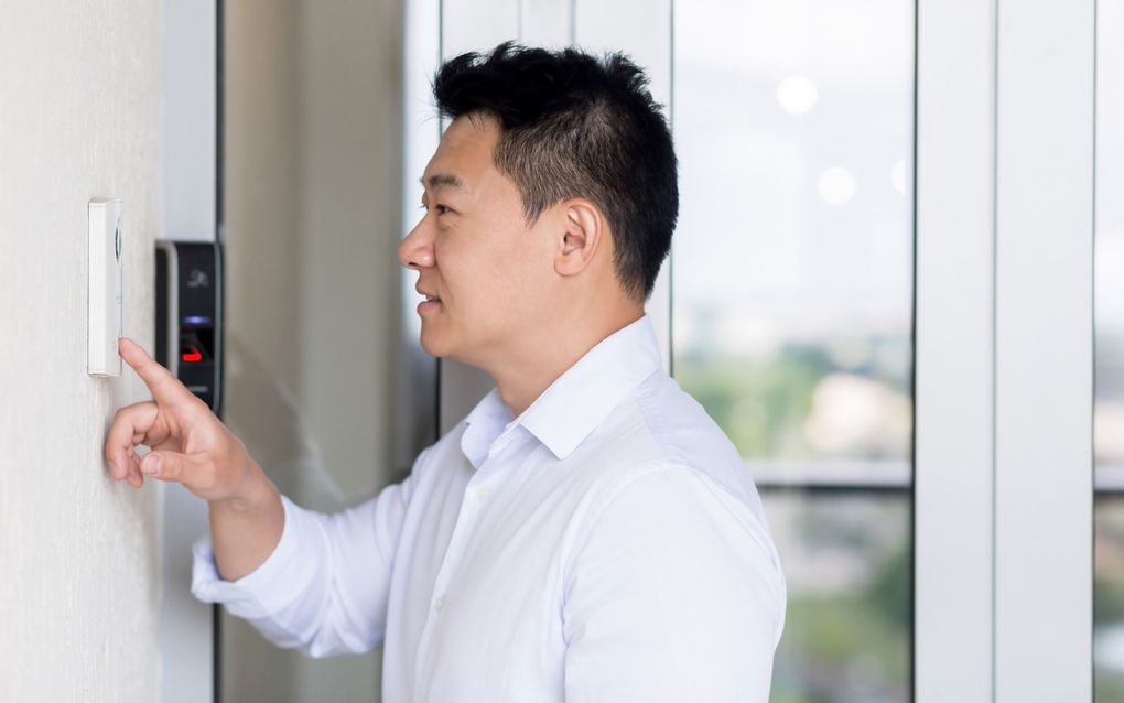 Digitale boeven kunnen via de slimme deurbel een huis binnendringen. De persoon op de foto heeft geen relatie met het onderwerp. beeld iStock