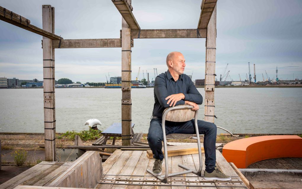 Arjan Erkel op de kade aan de Maas. beeld Cees van der Wal