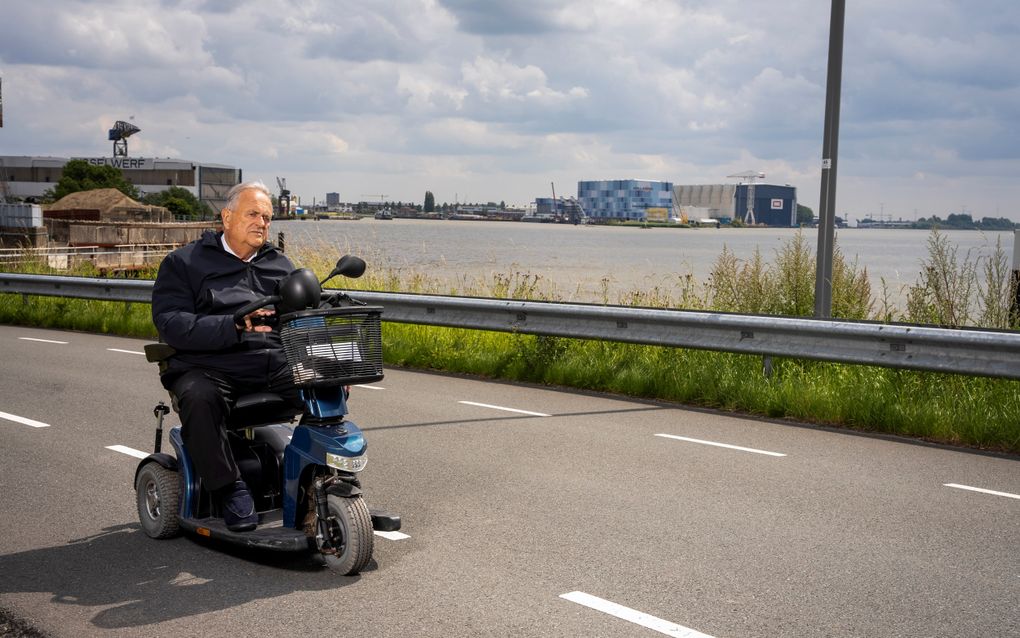 Ds. A. Moerkerken: „Als het enigszins kan probeer ik elke dag op mijn karretje te zitten en wat rond te rijden.” beeld Cees van der Wal