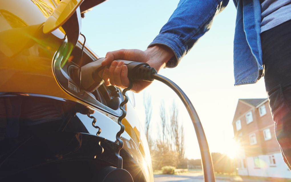 Elektrische auto’s dalen in prijs dankzij goedkopere batterijen. beeld iStock