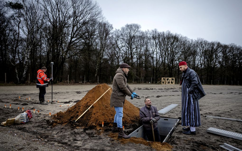 Medewerkers delven een graf op de Maqbara Rawdah Al Moslimin in Arnhem, de grootste islamitische begraafplaats van Nederland. Steeds meer moslims willen niet gerepatrieerd worden naar het land van herkomst, maar in Nederland begraven worden. beeld ANP, Robin van Lonkhuijsen 