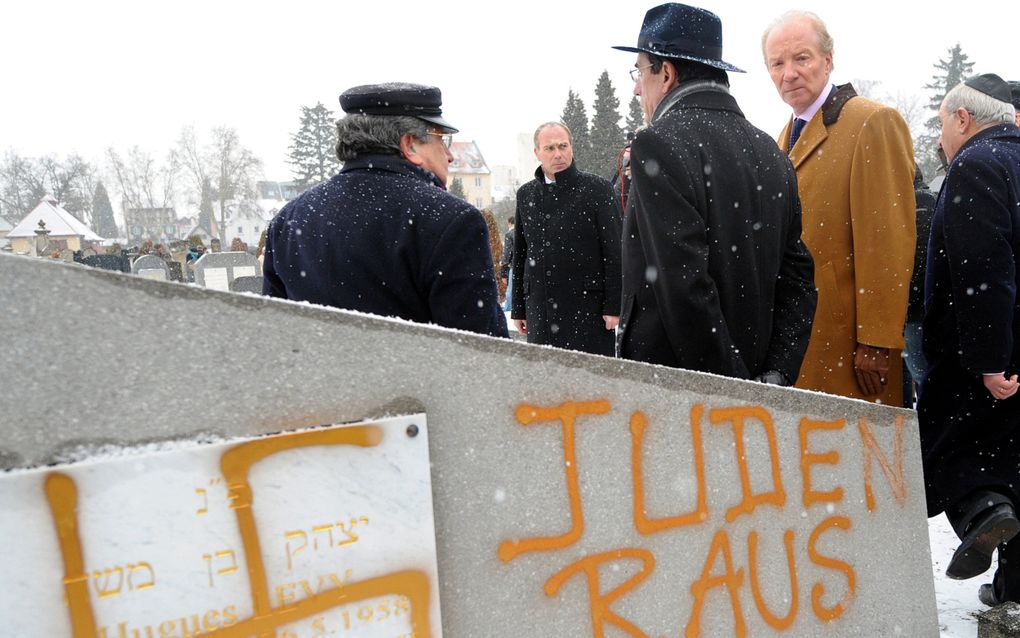 Schending van Joodse graven in de omgeving van Straatsburg, Noordoost-Frankrijk. Antisemitisme is niet alleen een belediging van Joodse gevoelens, zegt de evangelist Avis Snyder. Het is ook een poging om Gods plan te dwarsbomen. beeld AFP, Frederick Florin