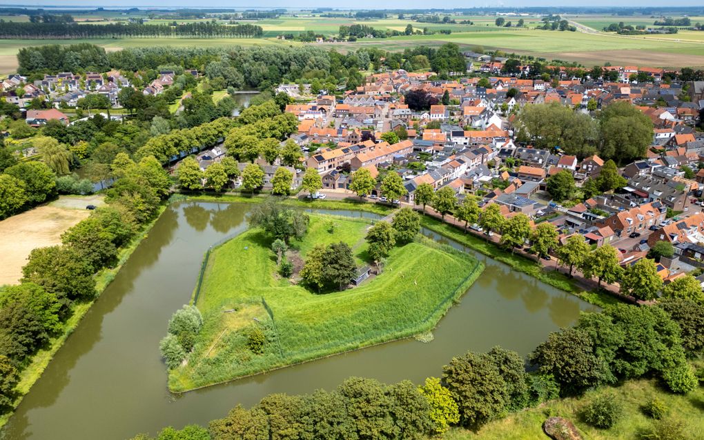 Van bovenaf is het ravelijn goed zichtbaar. Daarachter de dorpskern van IJzendijke. beeld Dirk-Jan Gjeltema