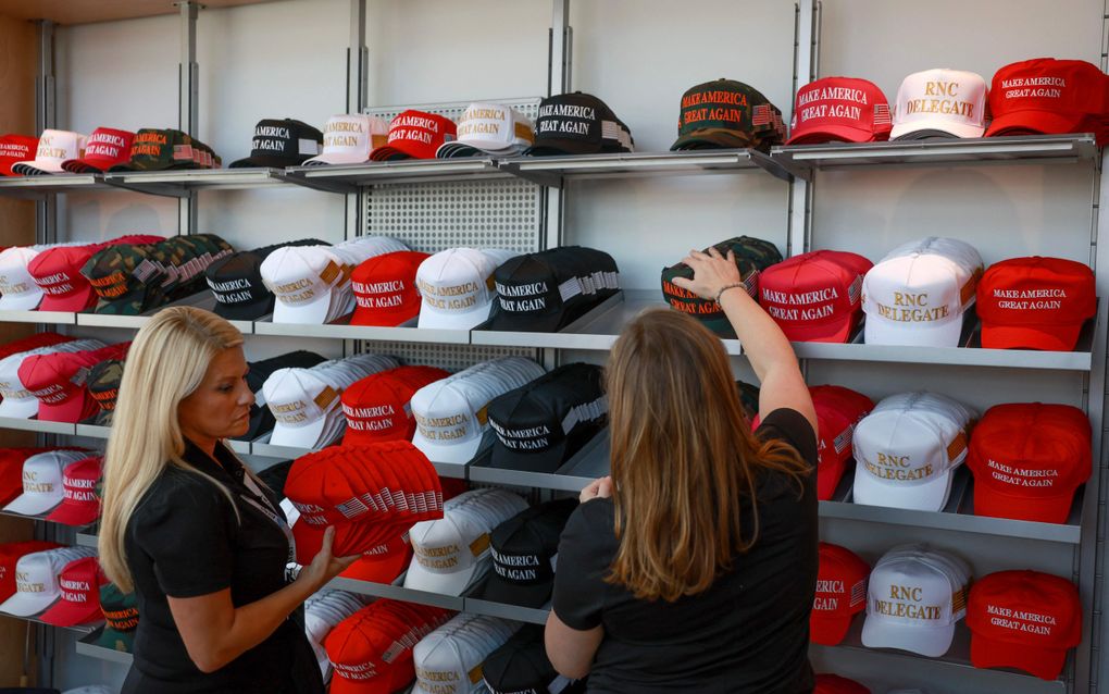 Verkopers vullen de schappen met petjes met pro-Trumpslogans in Milwaukee, waar maandag de Nationale Conventie van de Republikeinse Partij van start gaat. beeld AFP, Joe Raedle