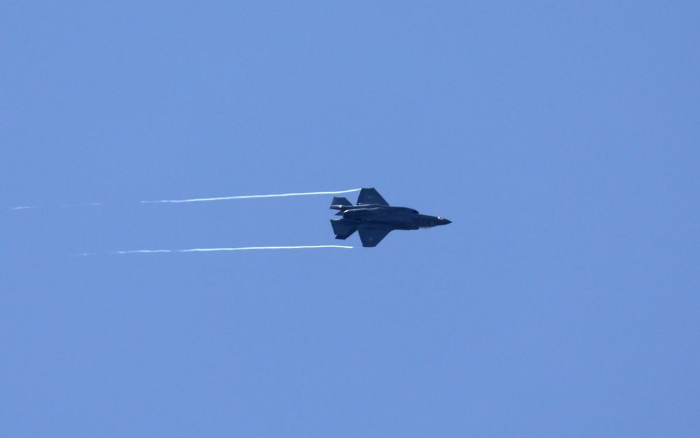 Een Israëlische F-35 boven het zuiden van Libanon. beeld EPA, Atef Safadi 