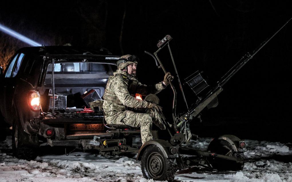 Een Oekraïense militair bedient een luchtafweermachinegeweer na een luchtalarm in de regio Kyiv. beeld EPA, Oleg Petrasyuk