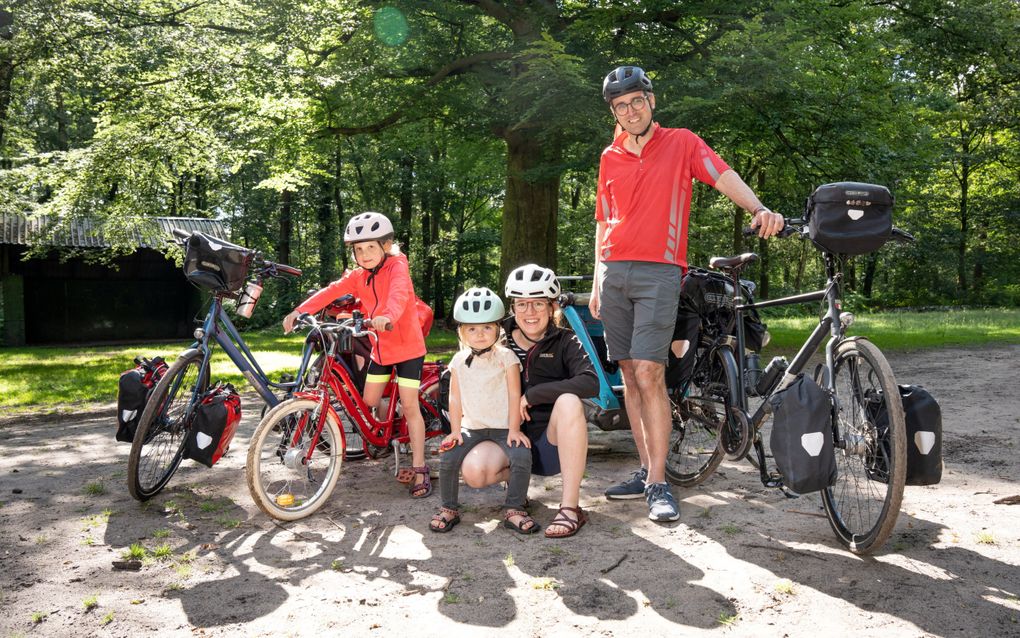 De familie Koster gaat dit jaar voor de derde keer samen op fietsvakantie. beeld Niek Stam