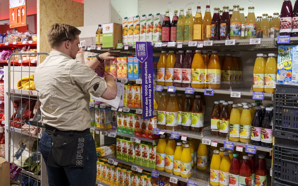 Een supermarkt van PLUS. Per 1 januari 2024 is de belasting op suikerhoudende dranken verhoogd. Een echte suikertaks, waarbij de belasting afhangt van de hoeveelheid suiker in een product, moet nog worden ingevoerd. beeld ANP, Lex van Lieshout