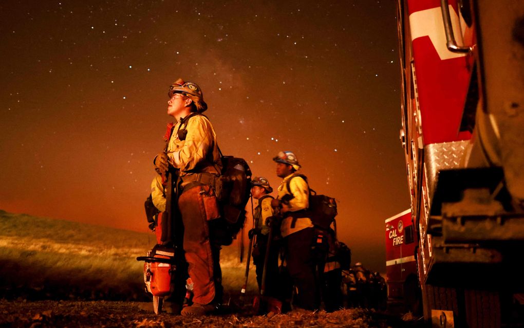 Brandweermannen uit Camarillo maken zich gereed om bosbranden in California tegen te gaan. beeld AFP, David Swanson 