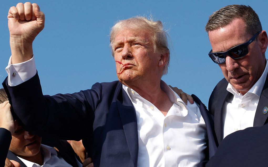 BUTLER, PENNSYLVANIA - JULY 13: Republican presidential candidate former President Donald Trump pumps his fist as he is rushed offstage by U.S. Secret Service agents after being grazed by a bullet during a rally on July 13, 2024 in Butler, Pennsylvania.   Anna Moneymaker/Getty Images/AFP (Photo by Anna Moneymaker / GETTY IMAGES NORTH AMERICA / Getty Images via AFP)