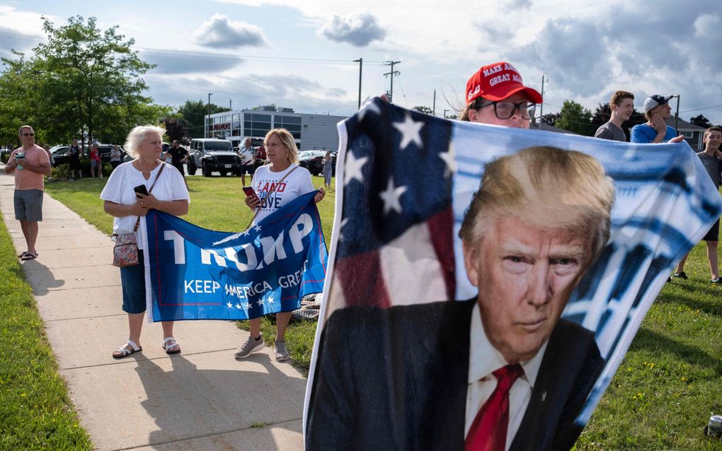 Aanhangers van Trump wachten op zijn komst. beeld AFP, Jim Vondruska