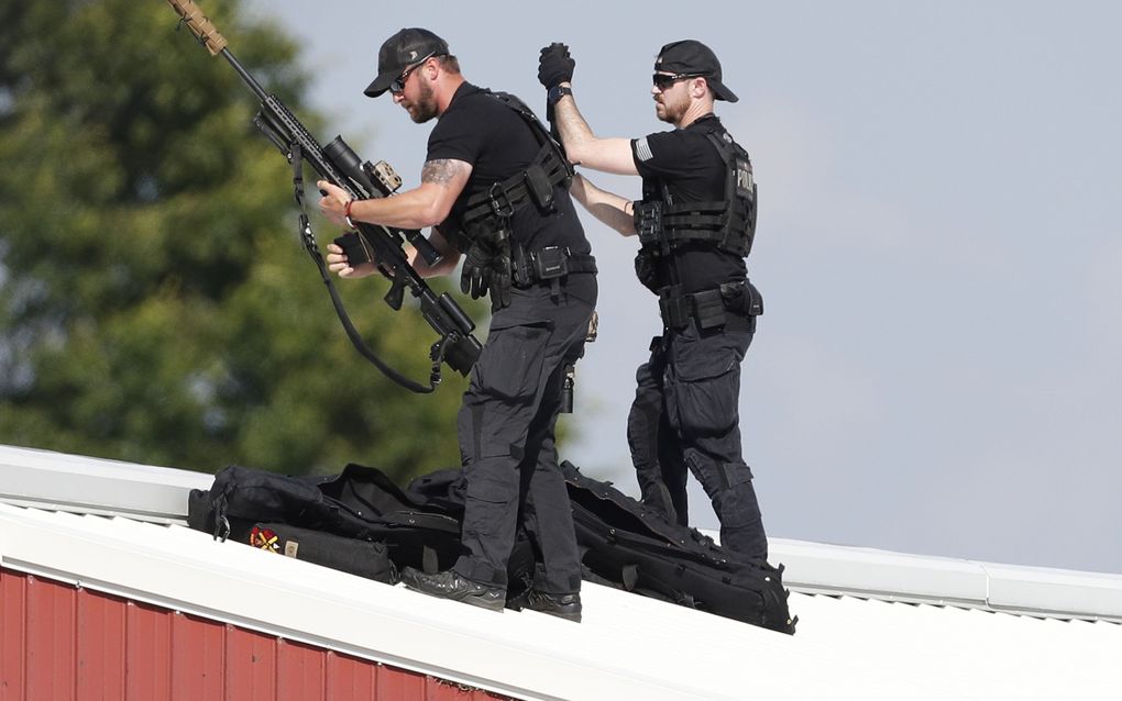 Scherpschutters installeren zich op een dak in Butler, waar zaterdag een aanslag op Donald Trump werd gepleegd. beeld EPA, David Maxwell