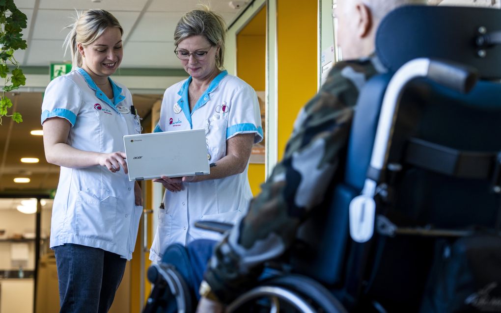 Niet alle medewerkers in de zorg hebben een geldig diploma. beeld ANP, Lex van Lieshout