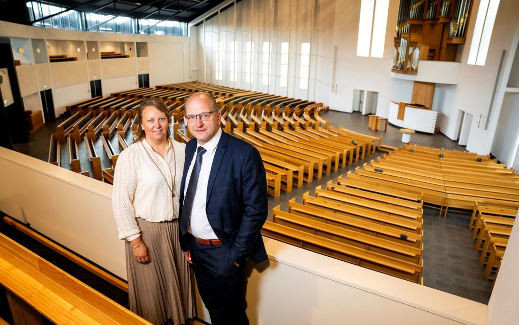 Arjaan en Maja van den Born in het kerkgebouw van de gereformeerde gemeente in Geldermalsen. beeld Cees van der Wal