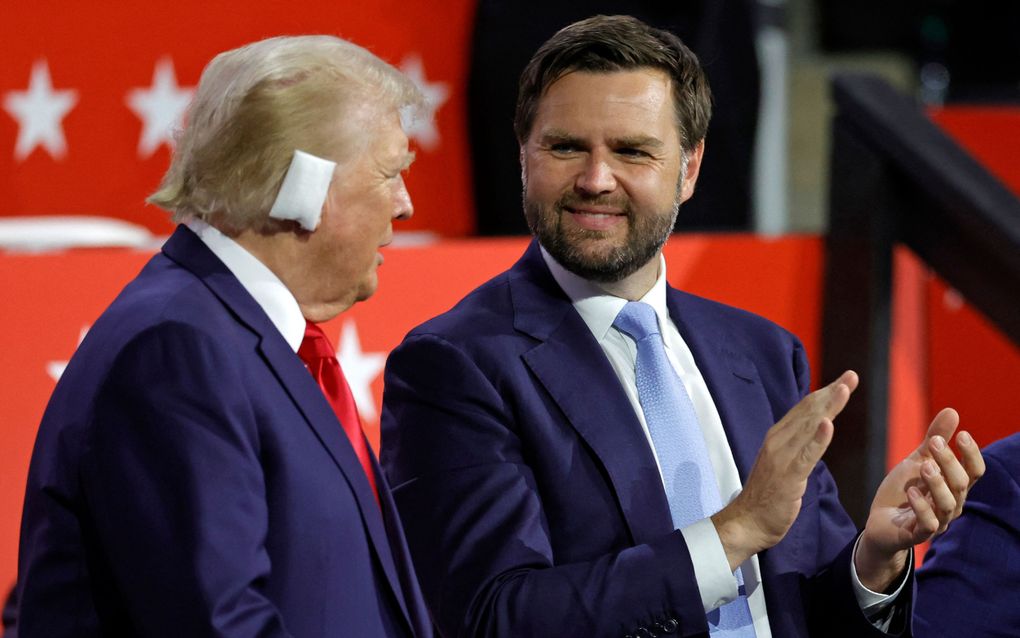 Donald Trump presenteert maandag senator J.D. Vance (r.) als zijn running mate voor de presidentsverkiezingen van november. beeld AFP, Kamil Kraczynski