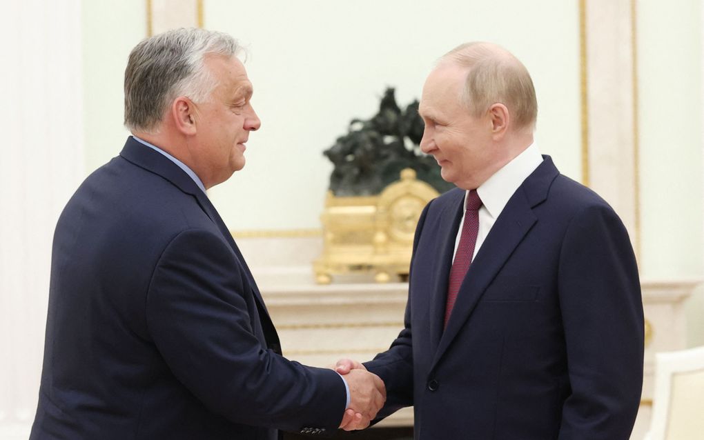 De Hongaarse premier Viktor Orbán begroet begin juli de Russische president Vladimir Poetin. De Europese Commissie is verbolgen over de zelfverklaarde vredesmissie van de Hongaarse premier en weigert nu Eurocommissarissen te sturen naar vergaderingen die Hongarije als roulerende voorzitter van de Europese Unie organiseert. beeld AFP, Valery Sharifulin.