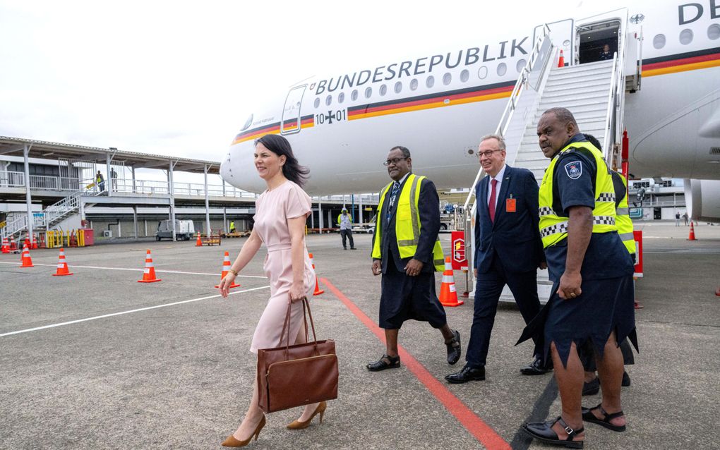 De Duitse minister van Buitenlandse Zaken, Annalena Baerbock, stapt uit het Duitse regeringstoestel Konrad Adenauer, spottend de Hair Force One genoemd, vanwege het geld dat Baerbock aan haar kapper besteedt. beeld DPA, Sina Schuldt