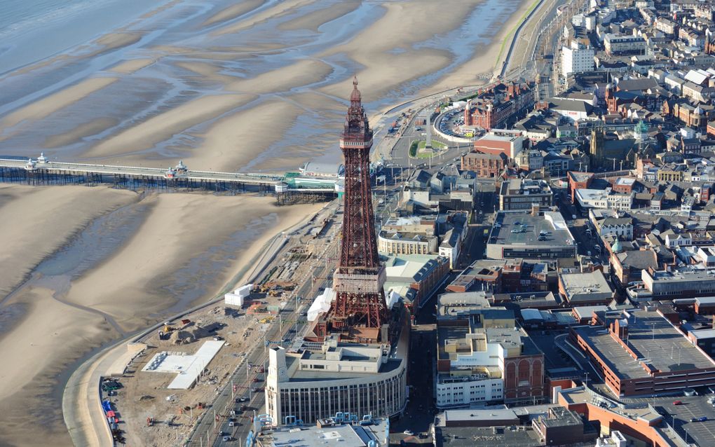 De in 1894 naar voorbeeld van de Parijse Eifeltoren gebouwde Blackpool Tower aan de promenade in Blackpool. beeld iStockphoto