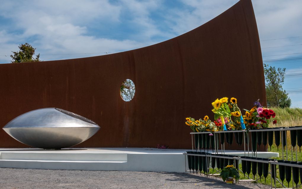 Bloemen bij het Nationaal Monument MH17 in het herinneringspark bij Vijfhuizen, niet ver van Schiphol. Het is deze woensdag precies tien jaar geleden dat de MH17-ramp zich voltrok. beeld Ronald Bakker