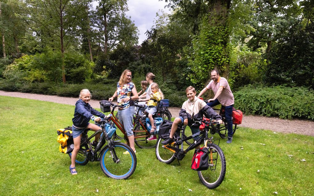 Ruben en Lydia Dingemanse uit Dordrecht fietsen deze vakantie met hun kinderen langs de Moezel. beeld Dirk Hol