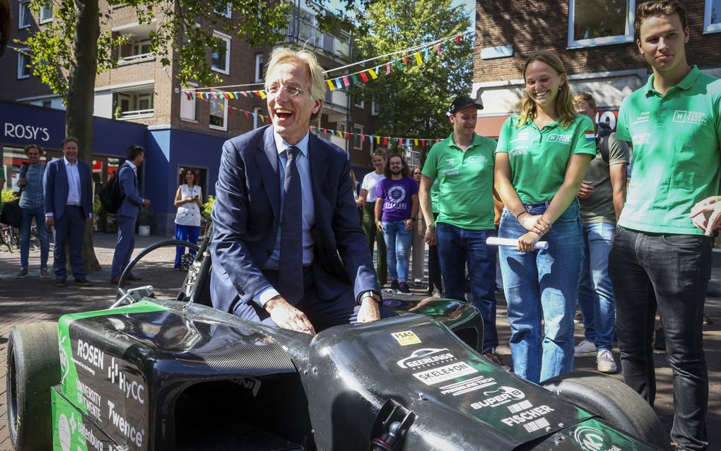 Oud-minister van Onderwijs, Cultuur en Wetenschap Robbert Dijkgraaf neemt plaats in de auto van Green Team Twente die op waterstof rijdt tijdens de opening van het academisch jaar van de Universiteit Twente. beeld ANP, Vincent Jannink  