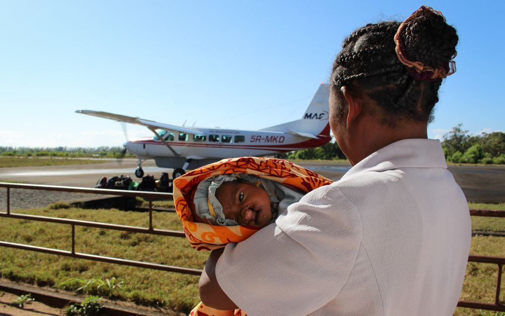 Een patiënt van Mercy Ships die de MAF bij een eerdere samenwerking naar ziekenhuisschip Africa Mercy vloog. beeld Mercy Ships 