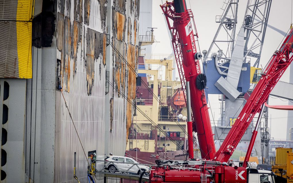 Een BMW X1 rijdt in de Eemshaven van het uitgebrande vrachtschip Fremantle Highway. De auto’s mogen niet verkocht worden, zo heeft de rechter bepaald. beeld ANP, Emiel Muijderman 