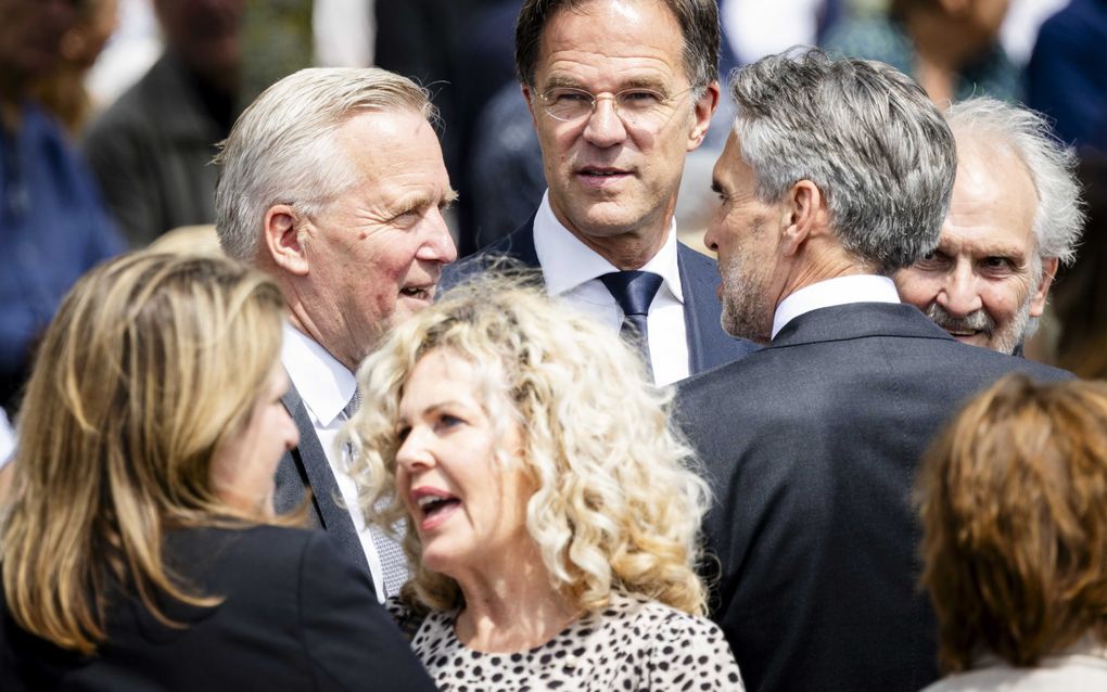 Eric van den Burg, oud-premier Mark Rutte, premier Dick Schoof en oud-burgemeester van Hilversum Pieter Broertjes tijdens de herdenking van de slachtoffers van de vliegramp met de MH17 bij het Nationaal Monument in Park Vijfhuizen bij Schiphol. beeld ANP, Robin van Lonkhuijsen