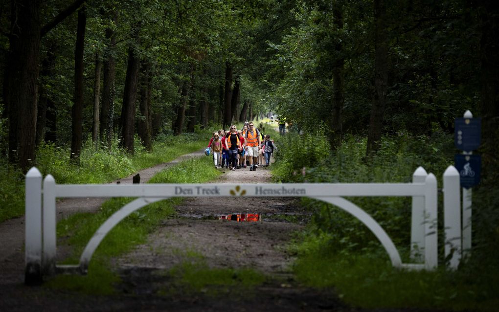 Een groep kinderen met begeleiders op landgoed Den Treek, waar een kind gewond raakte nadat het door een wolf werd gebeten. De provincie Utrecht roept mensen op voorlopig het natuurgebied in de buurt van Leusden te mijden. beeld ANP, Ramon van Flymen 