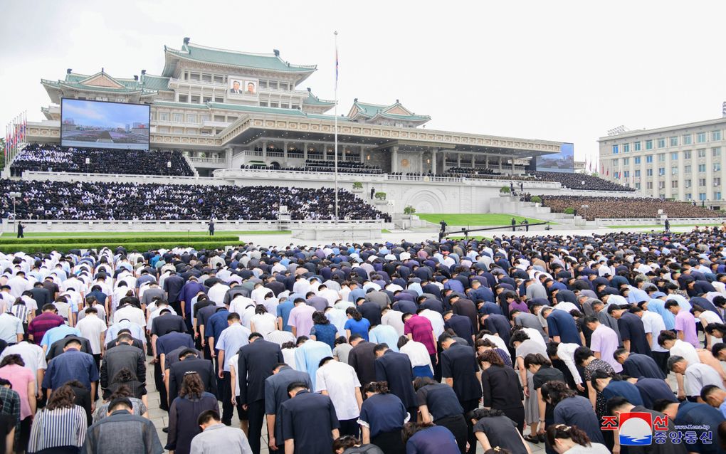 Noord-Koreanen tijdens een herdenking in Pyongyang van de sterfdag van de grondlegger van de staat, Kim Il-Sung. beeld EPA, KCNA